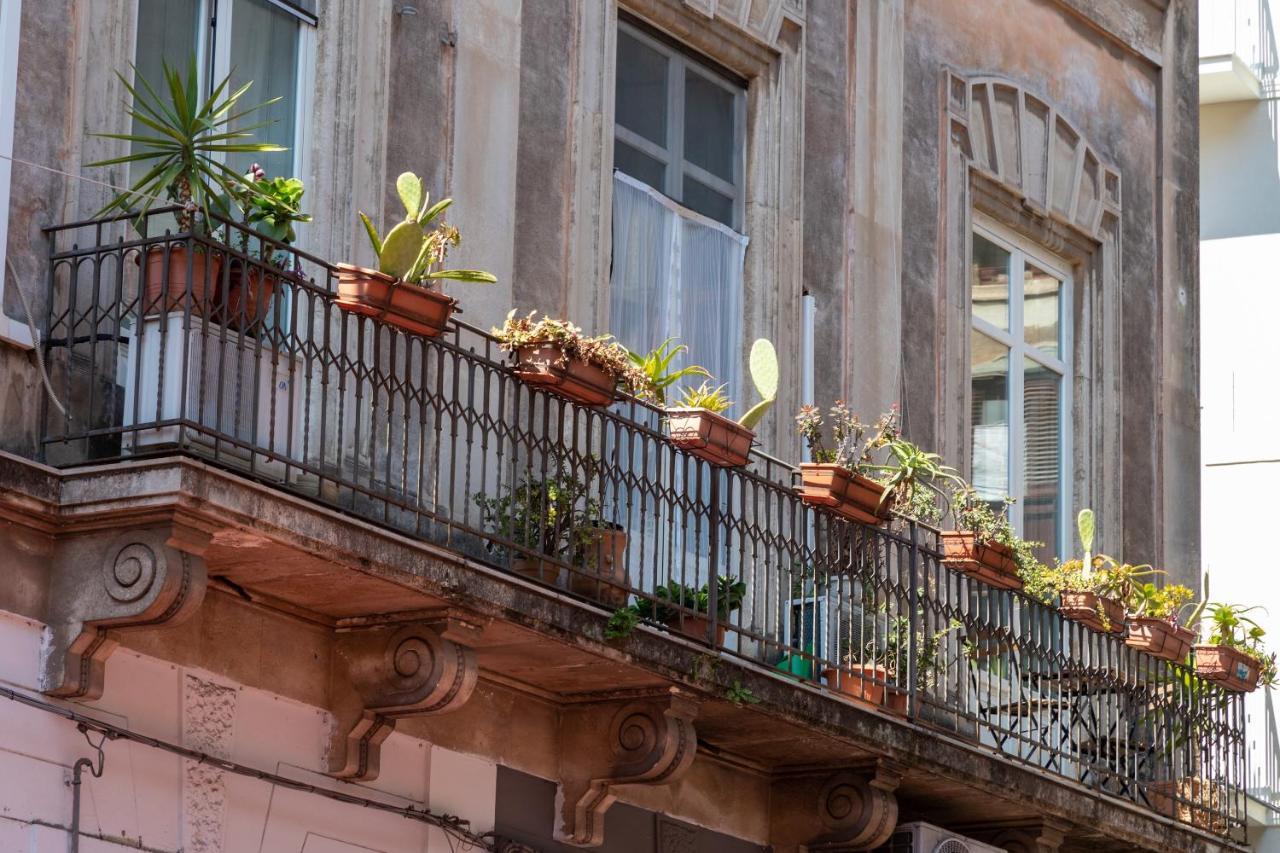 Zefiro Rooms Catania Bagian luar foto