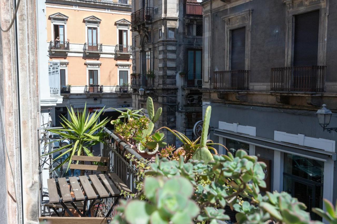 Zefiro Rooms Catania Bagian luar foto